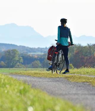 Radfahrerin genießt Aussicht auf Voralpen