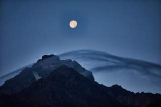 Berg mit Mond
