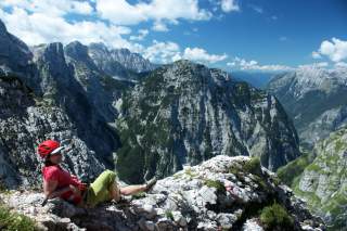 Wanderin macht Pause mit beeindruckendem Ausblick