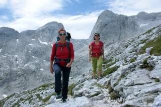 Zwei Frauen wandern durch Karstgebiet