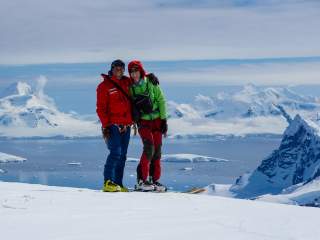 Ralf Dujmovits mit Partnerin Nancy Hansen umgeben von Schnee und Eis in der Antarktis.