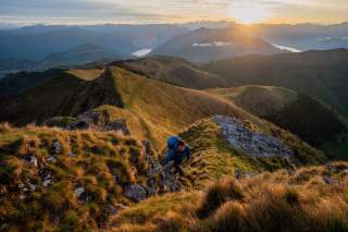 Felix Neureuther bei Sonnenuntergang beim Bergsteigen