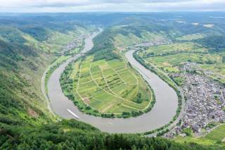 Moselschleife mit der Ortschaft Bremm
