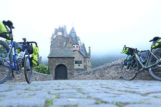 Zwei Fahrräder vor historischem Schloss