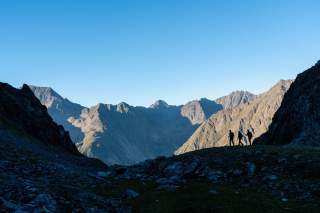 Drei Freunde vor einem Bergpanorama