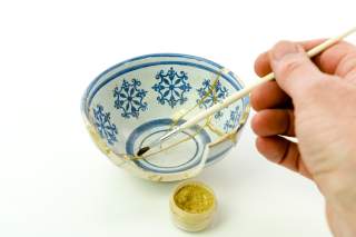 Gekonnte Reparatur nach Kintsugi-Art: Mit Epoxy Kleber und Goldstaub wird zerbrochenes Porzellan zum Kunstobjekt.