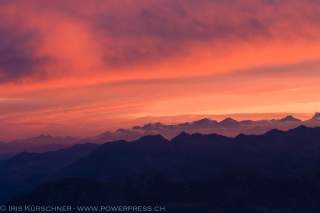 Sonnenuntergangsstimmung über Bergkette