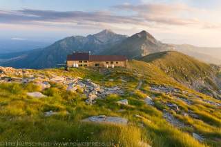 Hütte auf Bergkamm