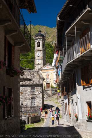 Kleine Gasse in altem italienischem Dorf