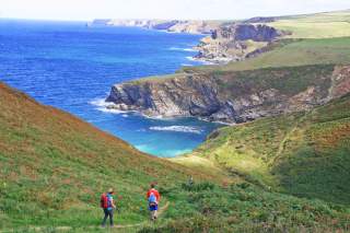 Wandergruppe auf Cornwalls Küstenwanderweg