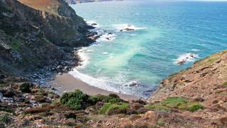 Bucht mit Sandstrand am South West Coast Path in Cornwall
