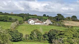 Britische Cottages in Landschaft