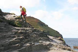 Wanderin auf dem Soutwest-Coast-Path in Cornwal