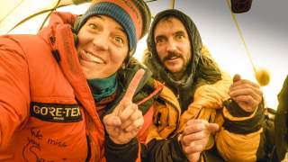 Tamara Lunger und Juan Pablo Mohr machen ein Selfie im Zelt.
