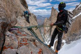 2 Kletterer im Gebirge in Indien