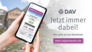 Hände halten ein Smartphone auf dem der DAV-Mitgliedsausweis zu sehen ist.