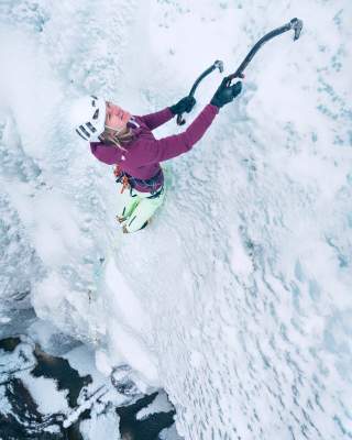 Eiskletterin Anna Pfaff mit Eisgeräten in der Wand