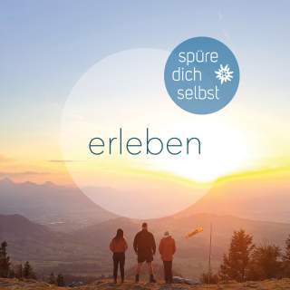 Man sieht drei Personen von hinten am Berg stehend mit Blick nach vorne zum Sonnenuntergang, darüber steht Spüre dich selbst und erleben