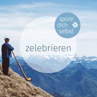 Ein Mann in traditioneller Kleidung spielt auf einem Alphorn auf einem Berg mit Blick auf eine Alpenlandschaft, darüber der Schriftzug „spüre dich selbst“ und „zelebrieren“.