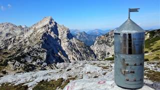 Auf dem steinigen Gipfel des Veliki Vrh. Hier steht nur eine kleine Metalldose als Markierung für den Gipfel, kein Kreuz.