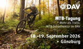 Ein Mountainbiker fährt auf einem Trail durch den Wald. Im Vordergrund steht DAV MTB-Tagung, Mehr als Trails: MTB-Infrastruktur im DAV, 18. bis 19. September 2026 in Günzburg