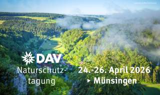 Blick in das Biosphärenreservat Schwäbische Alb. Von oben sieht man Wäldern und ein paar Häuser. Im Vordergrund steht DAV-Naturschutztagung, 24. bis 26. April 2026 in Münsingen