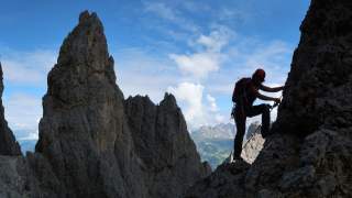 Der Oscar-Schuster-Steig am Plattkofel (Dolomiten) steht für die ursprüngliche Klettersteig-Idee: Er bietet stellenweise Sicherungen am logischen Weg des geringsten Widerstandes. Foto: Andreas Jentzsch