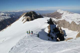 Vier Menschen auf einer Skitour bei Aufstieg zum Cima della Fascia.