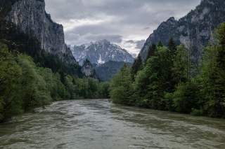 Fluss Enns fließt durch die Berge