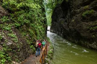 Bach zwischen Felswänden mit Wanderern