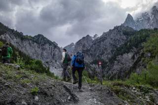 Zwei Wandernde auf Steig im Gebirge