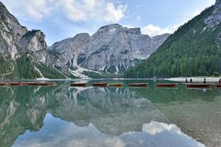 Bergsee mit Booten vor dem Seekofel