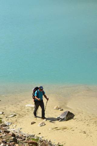 Wanderer vor türkisblauem See
