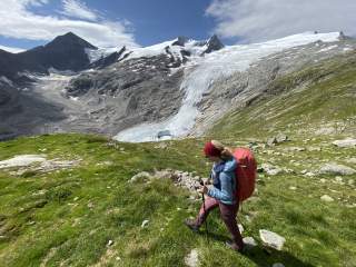 Wanderin vor Gletscherzunge