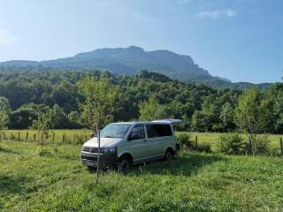 Campingbus auf schöner Wiese