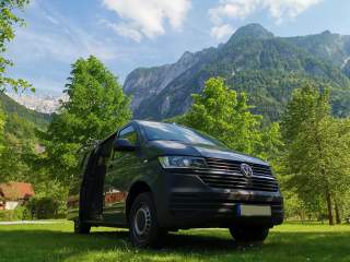 Camping-Bus in schöner Landschaft