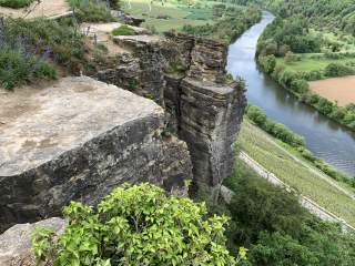 Felsen mit Weinbergen und Fluss
