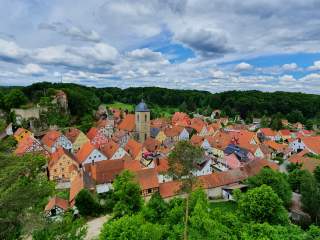 Blick auf kleine Stadt mit Fachwerkhäusern