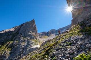 Wanderer in steilem Gebirge