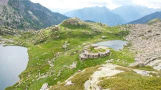 Berghütte zwischen zwei Bergseen