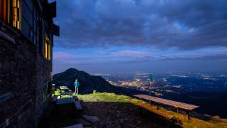 Abendstimmung an Hütte mit Ausblick ins Tal