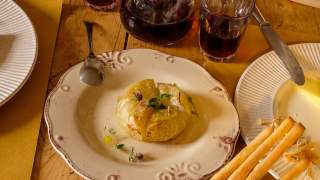 Gedeckter Tisch mit Essen und Rotwein