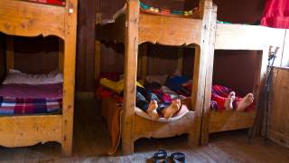 Stockbetten in einem Zimmer auf einer Berghütte
