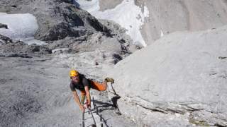 Der „Johann“ am Dachstein setzte neue Qualitätsmaßstäbe; unter anderem wegen der Eisenstifte, die eine Art echtes Klettern erlauben, statt plumpen Rampfens am Drahtseil. Foto: Andreas Jentzsch