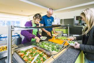 Menschen an Salatbuffet