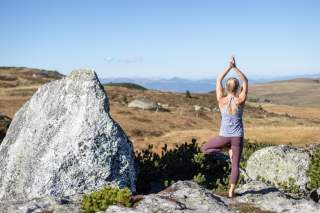 Frau macht Yoga in der Natur