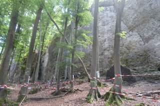 Kletterwand mit Absperrband