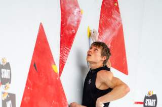 Alex Megos beim Bouldern