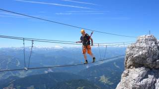 Auch am Koppenkarstein, Nachbar des Dachsteins, gibt es sportliche Anlagen – den „Irg“ mit rasanten Steilstellen und den „Westgrat“ mit einer luftigen Hängebrücke. Foto: Andreas Jentzsch