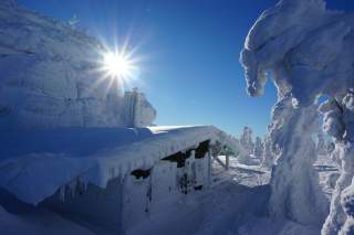 Verschneite Winterlandschaft mit Hütte